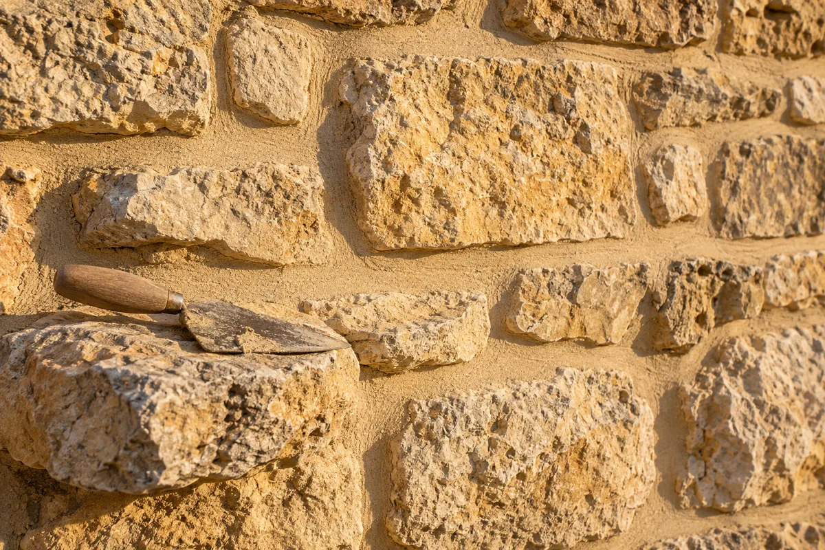 Rejointoyer un mur de pierre à la chaux, pas au ciment